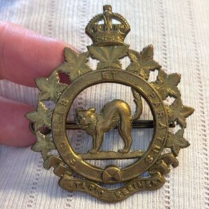 WW2 Canadian Ontario Regiment, metal hat badge VINTAGE militaria, Military